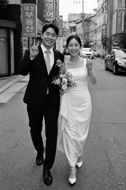 흑백 도심 워킹 V사인