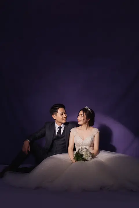 화이트 바닥 검정 드레스 라일락