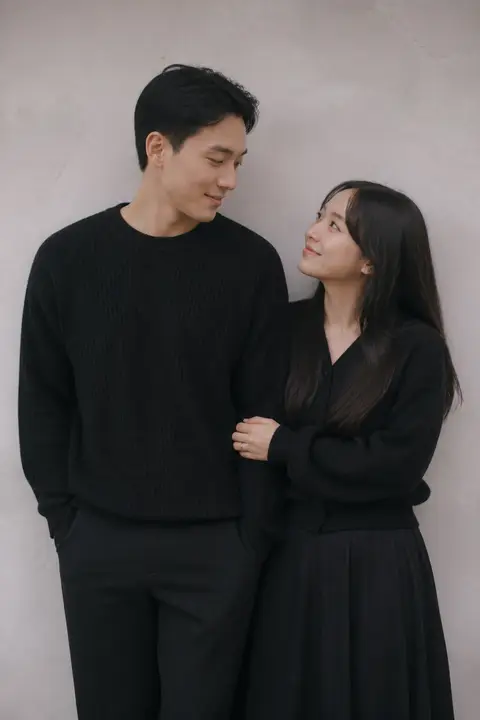 캐주얼 흑백 벽 + 선글라스