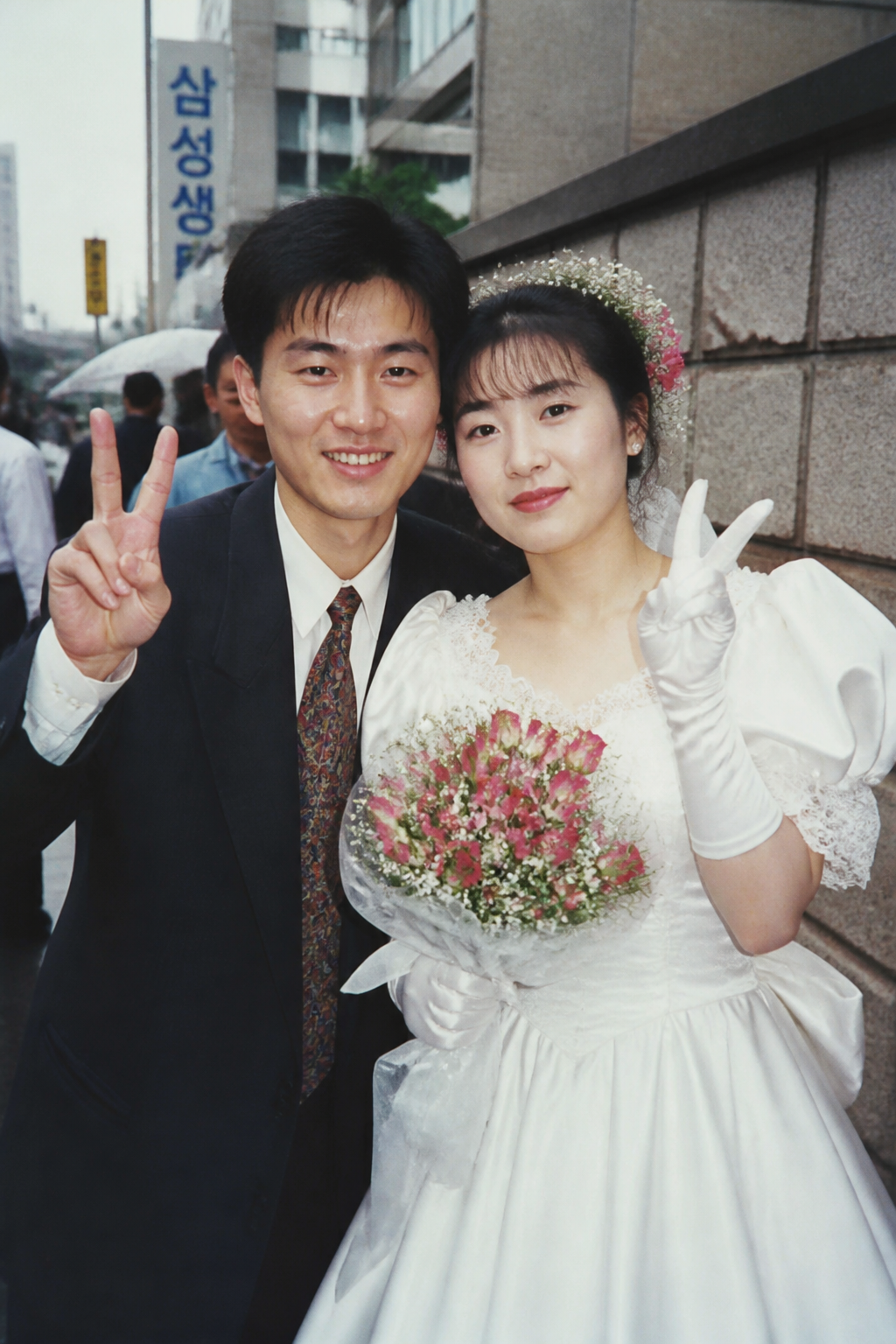 90s 빈티지 거리 V사인 AI 웨딩스냅 예시